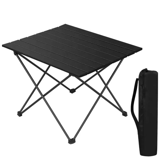 Zwarte vouwtafel met houten planken en metalen poten, gedekt met koffie, drankjes en broodjes. Ideaal voor kampeer- of terrasgebruik, met praktische vouwconstructie.