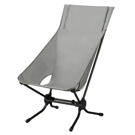 Grijze vouwstoel met zwart metalen frame, geschikt voor kamperen en strand. Inclusief opvouwbare tas voor gemakkelijke opslag en transport.