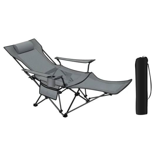 Zwarte vouwstoel met mesh zitting en armleuningen, uitgerust met drinkhouder en opgevouwen tas. Ideaal voor kamperen, strand of tuin.