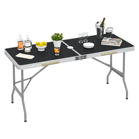 Zwart vouwtafel met aluminium frame en houten handgrepen, geschikt voor feesten en evenementen. Compact ontwerp met verstelbare poten voor stabiele ondersteuning.