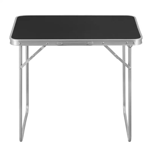 Zichtbare vouwtafel met zwart oppervlak en zilverkleurige aluminium frame, geschikt voor kampeer- en tuinactiviteiten. Compact ontwerp met verstelbare poten voor stabiele ondersteuning.