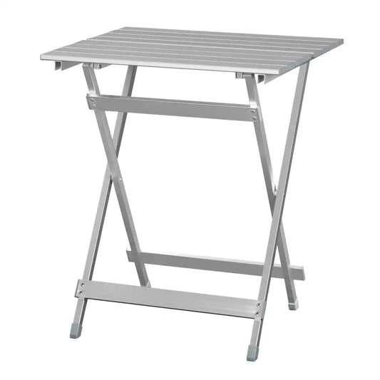 Zilverkleurige vouwtafel met aluminium frame en planken, geschikt voor terras of tuin. Compact ontwerp met stabilisatie voor buiten gebruik.