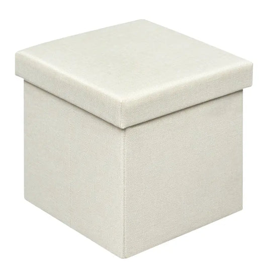 Een witte, kubusvormige opbergkist met een gestoffeerde deksel, gemaakt van textiel met zichtbare naadwerk. Ideaal voor opbergen in woonkamer of slaapkamer.