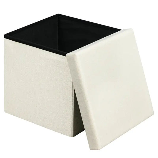 Een witte, kubusvormige opbergkist met een gestoffeerde deksel, gemaakt van textiel met zichtbare naadwerk. Ideaal voor opbergen in woonkamer of slaapkamer.