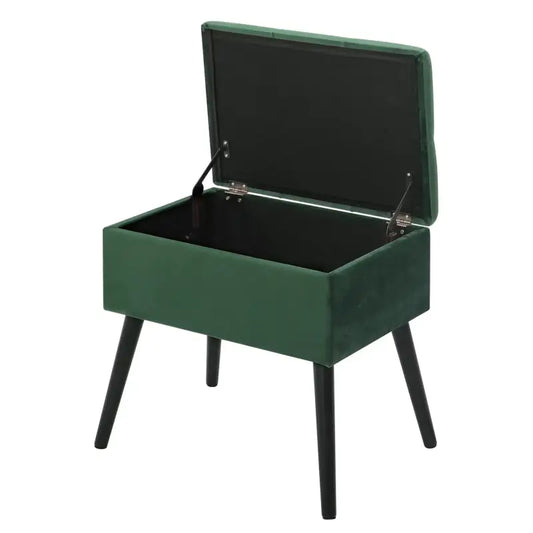 Groene fluwelen opbergkist met opklapbare deksel en zwarte metalen scharnieren, voorzien van elegante, dunne zwarte poten. Ideaal als opbergoplossing in woonkamer of slaapkamer.