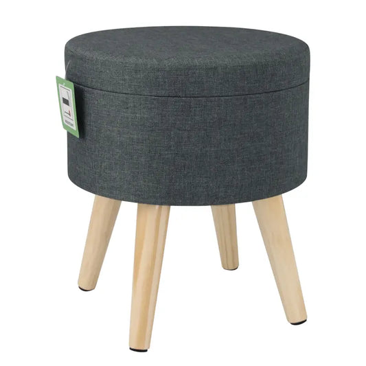 Grijze, ronde opbergstoel met textielbekleding en lichte houten poten, voorzien van een opbergvak en een groene producttag. Ideaal als zitplaats of opbergoplossing in woonkamer of slaapkamer.