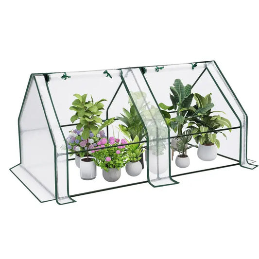 Groene metalen kast met transparante plastic wanden, gevuld met diverse potten planten, inclusief bloeiende hydrangea’s. Ideaal voor binnen- en buitenkweek van bloemen en groene planten.