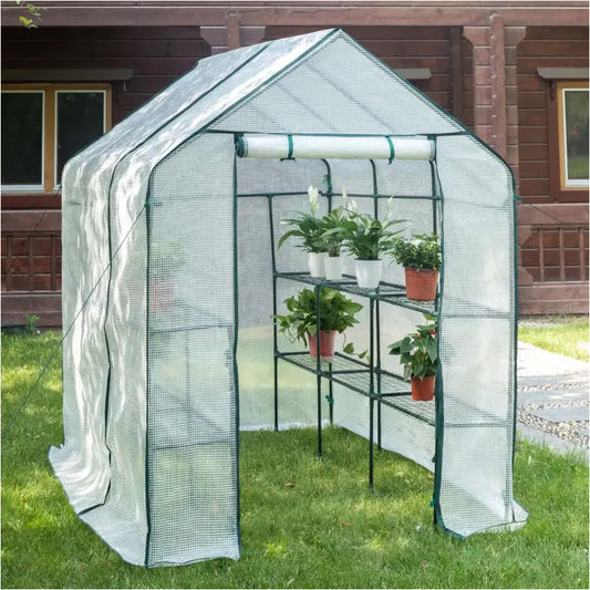 Een groene, opvouwbare tuinserre met transparante mesh-zijden en een roll-up dak, gevuld met potten planten op een metalen rek. Ideaal voor groeien in de tuin of op het balkon.