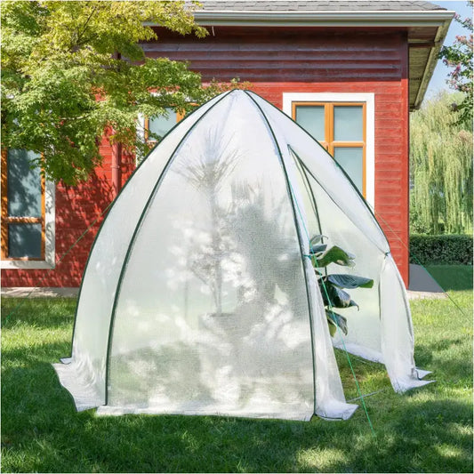 Een transparante, opvouwbare plantentent met donkergroene randen, beschermend om drie groene potten met tropische planten, ideaal voor binnen- en buitenkweek. Perfect voor plantenbescherming tegen insecten en extreme weersomstandigheden.