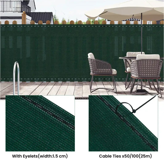 Donkergroene tuinomheining met zichtbare zwarte naad en stiksel, opgerold en voorzien van zwarte kabelbinders voor gemakkelijke installatie in de tuin of op het terras.