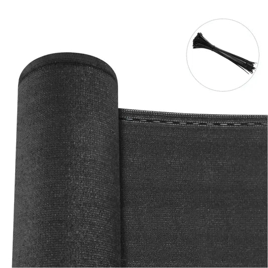 Zwart textiel scherm met zichtbare naad en stiksel, gerold voor gemak. Inclusief zwarte kabelbinders voor bevestiging. Geschikt voor tuin- en terrasbescherming tegen zon en wind.