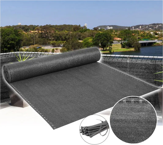 Zwart zonnescherm met textielstructuur, uitgerold op een terras met uitzicht op rivier en stad. Inclusief kabels en detailopname van de weefstructuur voor zonbescherming.