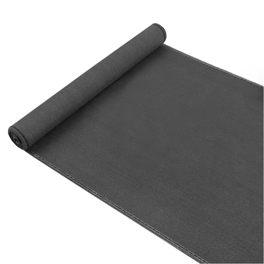 Zwart, textielachtig schermrol met gestikt randdetail, klaar voor installatie. Bovenin ligt een bundel zwarte kabelbinders voor bevestiging.