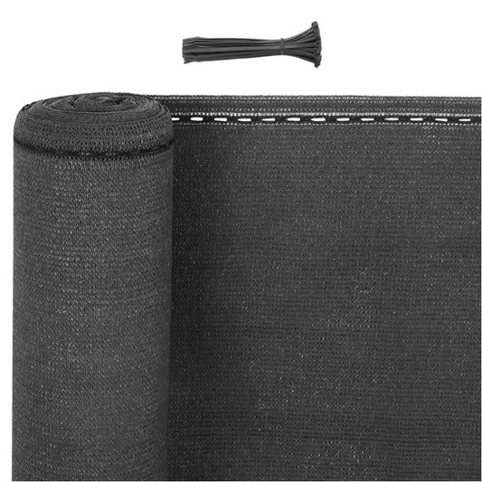Zwart, textielachtig scherm in rol, met zichtbare naad en stikselrand. Bovenin ligt een bundel zwarte kabelbinders voor installatie. Geschikt voor zonbescherming en tuinprojecten.