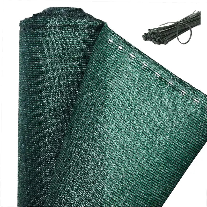 Groene tuinomheining van sterk, textiel materiaal, gerold en met witte naadstikken, inclusief zwarte kabels voor gemakkelijke installatie in tuinen of op de boerderij.