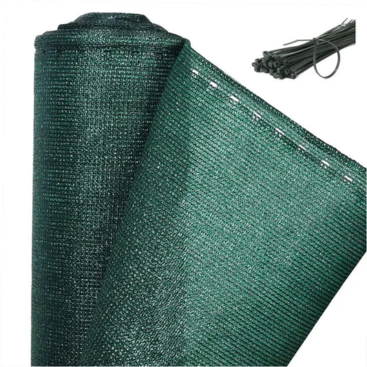 Groene tuinomheining van sterk, textiel materiaal met zichtbare witte naad. Inclusief zwarte kabels voor gemakkelijke installatie in de tuin of op de boerderij.