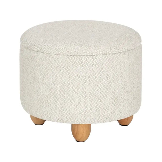Een ronde, crèmekleurige kussenschoen met textielbekleding en houten poten, geschikt als zitje of opbergruimte in een woonkamer of slaapkamer.