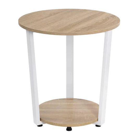 Een ronde bijzettafel met licht houten blad en witte metalen poten, voorzien van een ondersteunende plank. Ideaal voor woonkamer of slaapkamer als extra opslagruimte.