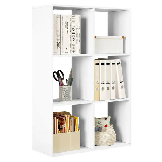 Wit kubusvormig boekenkastje met open vakken, gevuld met boeken, mapjes, schaar en mandje. Ideaal voor kantoororganisatie of woonkameropslag.