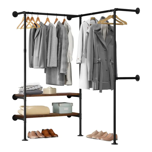 Een zwart metalen kledingrek met houten hangers, gevuld met grijze jassen en accessoires. Geschikt voor woonruimte of kledingopslag, met houten planken en schoenen eronder.