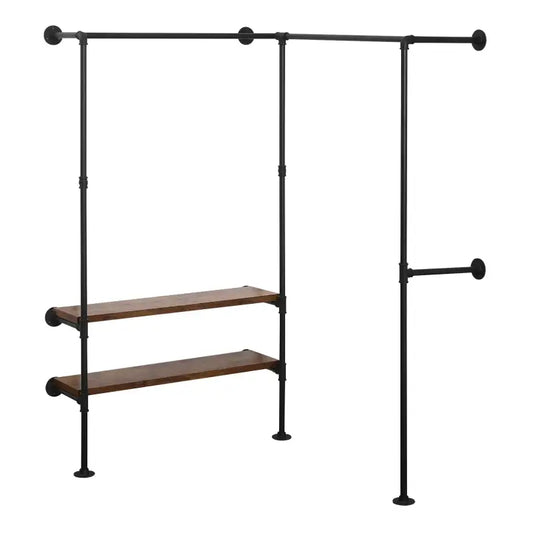 Een zwart metalen kledingrek met houten hangers, gevuld met grijze jassen en accessoires. Geschikt voor woonruimte of kledingopslag, met houten planken en schoenen onderaan.