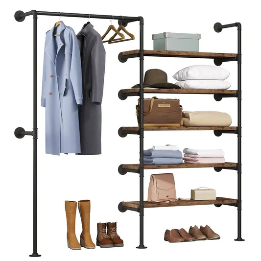 Een industriële kledingkast met zwart metaal en houten planken, voorzien van een bovenste hanger met lichtblauwe en grijze jassen, en onderste planken met accessoires zoals hoeden, tasjes en schoenen voor een gestructureerde garderobe.