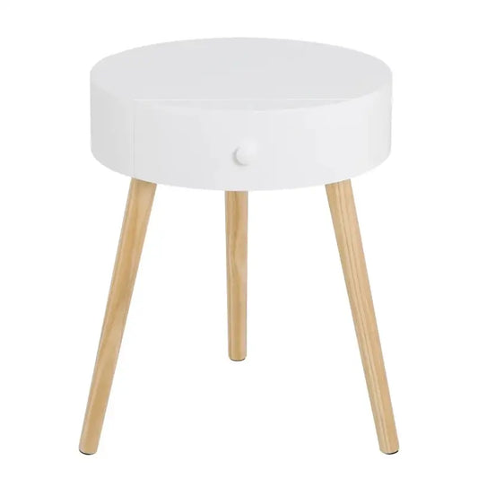 Een witte, ronde nachtkastje met een glanzende afwerking en houten poten, voorzien van een enkele lade met een witte knop. Ideaal als nachtkastje of bijzettafel in een moderne slaapkamer.
