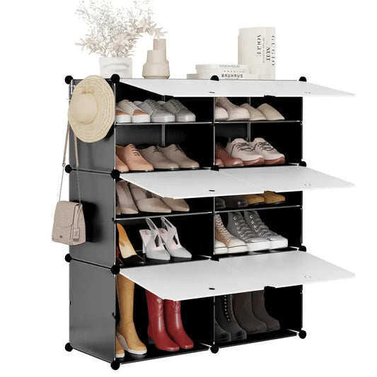 Een witte, modulair opbergkast met schuifdeuren voor schoenen, waarin diverse modellen zijn opgeborgen. Kleine hoed en tas hangen aan de zijkant, geschikt voor woonruimte of kantoor.