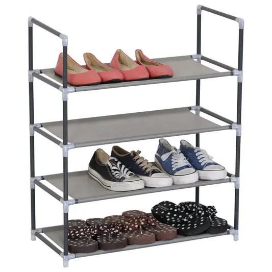 Grijze vierlaagse schoenenrek met zwart metalen frame en witte verbindingsstukken, gevuld met roze flats, sneakers en sandalen voor optimale opbergruimte in de hal of slaapkamer.