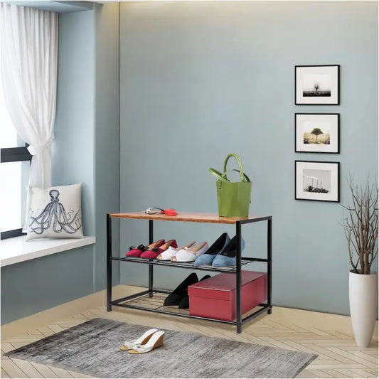 Een industriële salontafel met houten blad en zwart metaal frame, voorzien van twee metalen rekken. Ideaal voor woonkamer of kantoor als opslagmeubel.