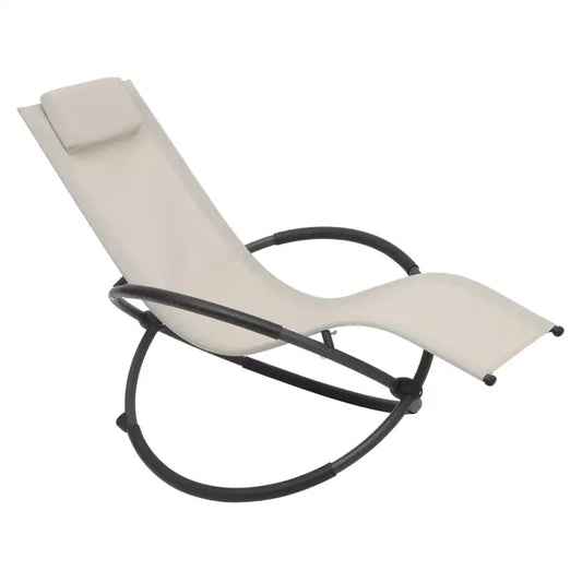 Een beige ligstoel met zwart metalen frame, geschikt voor buiten. Comfortabele zitting en rugleuning voor ontspanning op de terras of in de tuin.