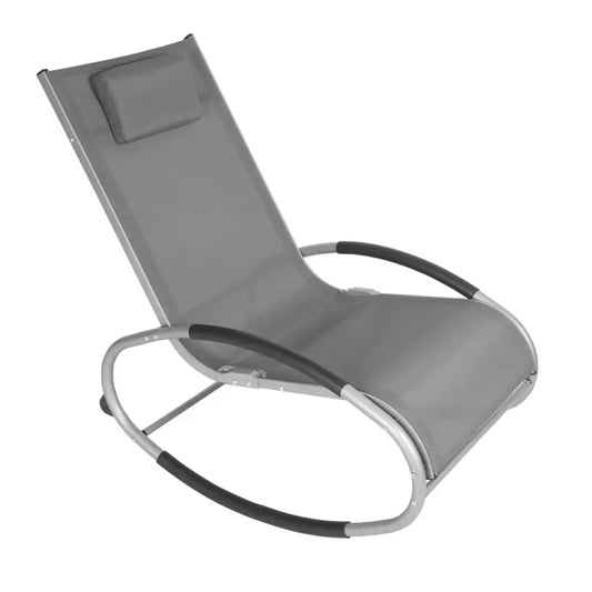 Grijze ligstoel met mesh zitting en zilverkleurig metalen frame, uitgerust met zwarte armleuningen en hoofdsteun. Ideaal voor ontspanning op terras of in de tuin.