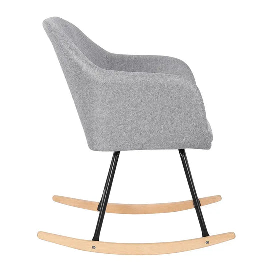 Grijze, gestoffeerde schommelstoel met knoppen op de rug en zwarte metalen poten, voorzien van houten schommelbasis. Ideaal voor moderne woonkamer of kinderkamer.