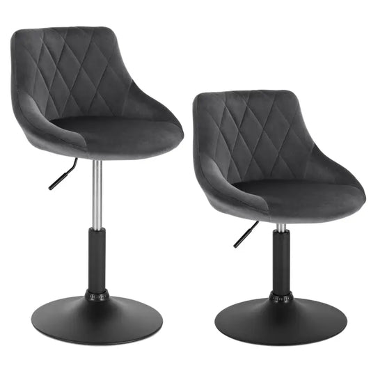 Zwarte, gestoffeerde barstoelen met diamantstiksel en verhoogbare zitting, voor een moderne keuken of bar. Met metalen poten en zwarte voetplaten voor stijlvolle functionaliteit.