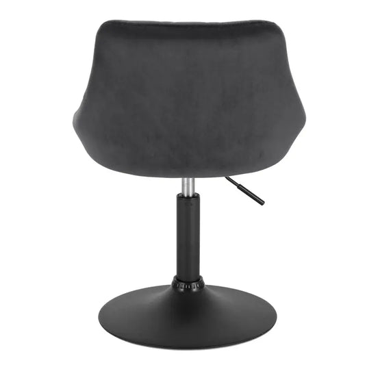 Zwarte, gestoffeerde barstoelen met diamantstiksel en verhoogbare zitting, uitgerust met een zilverkleurige stang en zwarte draaibasis, ideaal voor moderne keukens of barzones.