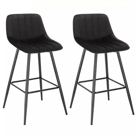 Zwarte, gestoffeerde barstoelen met verticale quilting en metalen poten, ideaal voor moderne keukens of bars. Comfortabele zitvlakken met stijlvolle, minimalistische vormgeving.
