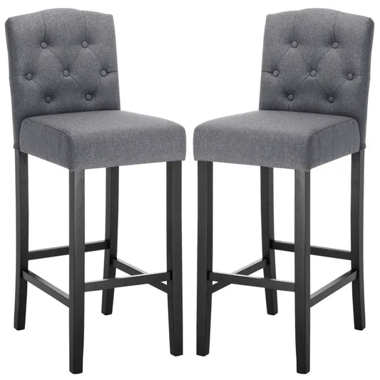 Grijze tuinbarstools met knoppenbekleding en zwarte metalen poten, geschikt voor buiten gebruik. Comfortabele zitvlakken en hoogte geschikt voor een terras of patio.