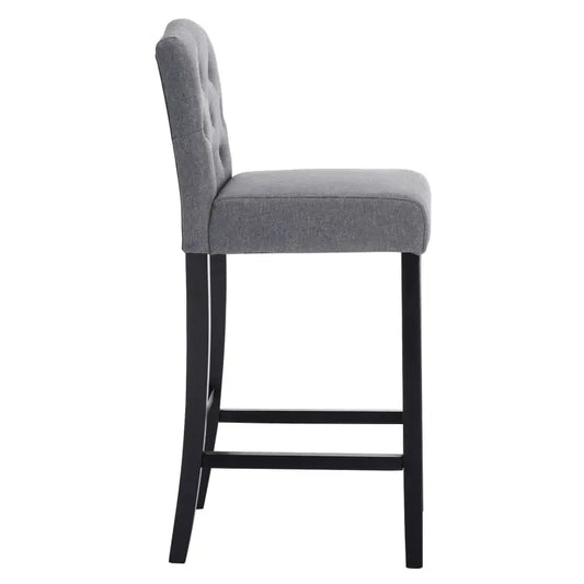 Grijze, tuinleunstoelen met knoppen en zwart metalen frame, geschikt voor een moderne bar of keuken. Comfortabele zitting en rugleuning voor dagelijks gebruik.