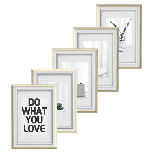 Een set van vier witte fotokaders met goudkleurige randen, elk met een uniek interieur: een inspirerend citaat, een plant, een koffiekopje en een decoratieve tak. Perfect voor minimalistische woonkamer- of kantoordecoratie.