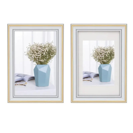 Een set van vier witte fotolijsten met gouden randen, elk met een uniek interieurbeeld. Perfect voor minimalistische woonkamerdecoratie of kantoorverfraaiing.