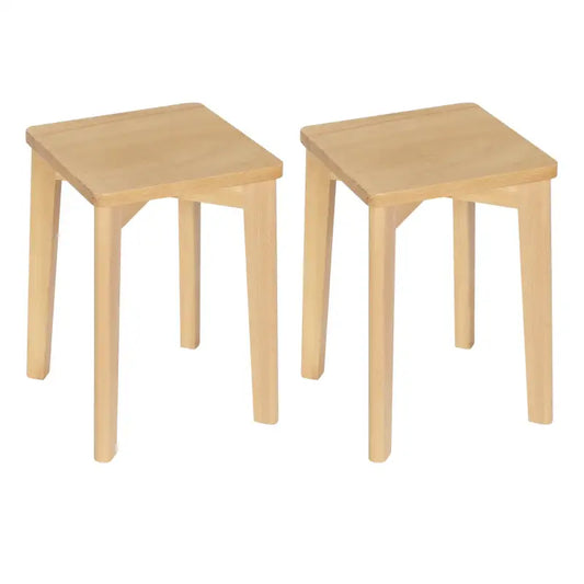 Houten bankje met vier poten en een vierkante zitting, in lichtgeel eikenhout. Geschikt voor gebruik in de keuken of als decoratief element in de woonkamer.