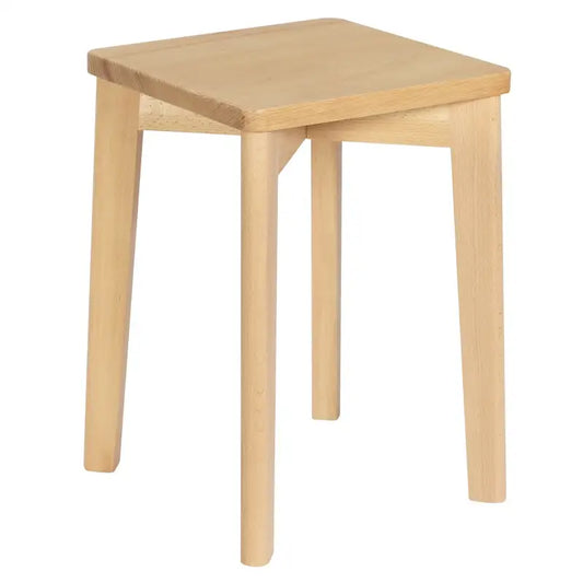 Houten bankje met vier poten en een vierkante zitting, in lichte eikenkleur. Geschikt voor gebruik in de keuken of woonkamer.