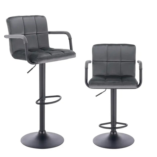 Zwarte, gepolsterde barstoelen met armleuningen en verstelbare hoogte, uitgevoerd in kunstleer met een gestikt patroon. Ideaal voor moderne keukens of bars met stijlvolle, comfortabele zitplaatsen.