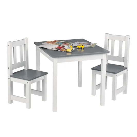 Een kinder tafelset met witte frame en grijze zittingen, inclusief twee stoelen, geschikt voor kleuters en jonge kinderen. Ideaal voor speelplekken of huiselijke activiteiten.