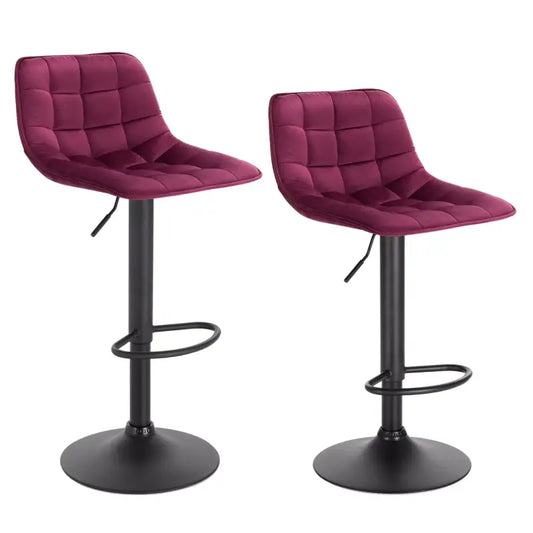 Rode, gestoffeerde barstoelen met kussens in een kubuspatroon en zwarte metalen poten, geschikt voor een moderne keuken of bar. Comfortabele zitplaats met verstelbare hoogte voor dagelijks gebruik.