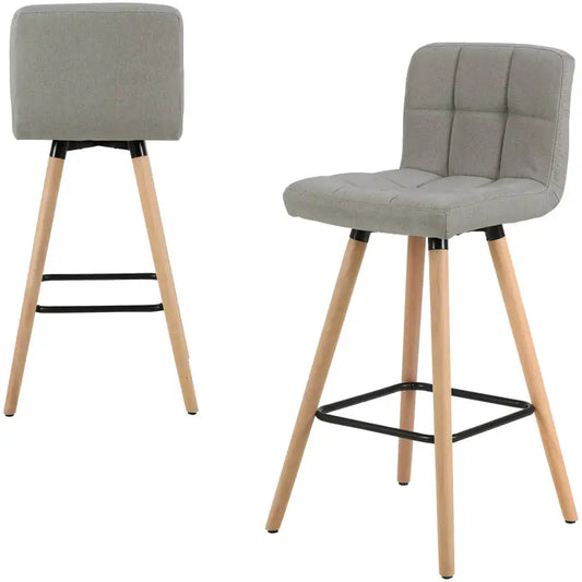 Grijze gestoffeerde barstoelen met kussens en houten poten, geschikt voor moderne keukens of bars. Zichtbare zwarte metalen ondersteuning en stijlvolle design voor comfortabele zitplek.