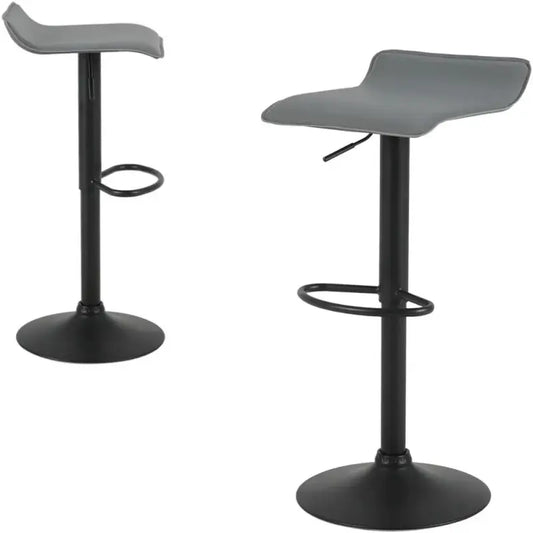 Grijze barstoelen met zwart metaalframe en verstelbare hoogte, voorkeur voor moderne keukens of bars. Stijlvolle design met comfortabele zitting en stabiliteit.