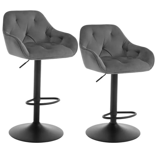 Grijze, fluweelbeklede barstoelen met knoppen en zwarte metalen poten, geschikt voor moderne keukens of bars. Comfortabele zitvlakken met verstelbare hoogte voor optimale gebruiksgemak.