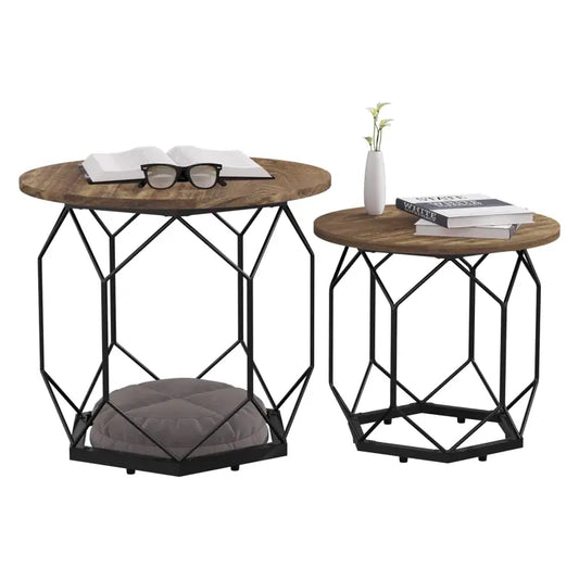 Een set van twee ronde salontafels met houten blad en zwart metalen frame in geometrisch ontwerp, geschikt voor moderne woonkamer of lounge-ruimte.