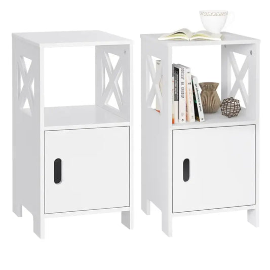 Wit nachtkastje met X-vormige decoratieve panelen en een lade met zwart handvat, geschikt als bijzettafel of slaapkameropslag. Decoratief meubel voor slaapkamer of woonkamer met boeken en accessoires.